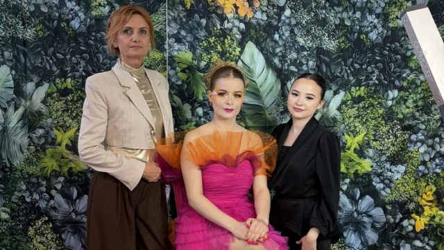 Katona Vanessza Modelljével és Felkészítő Tanárával, Pálinkás Andreával